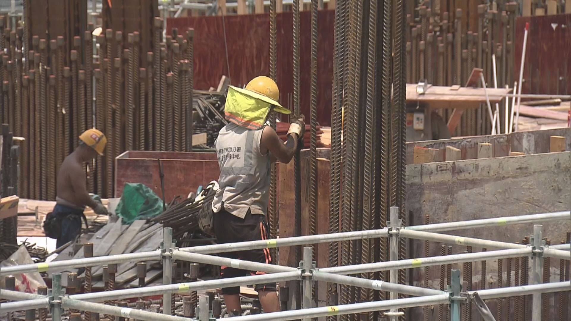 黃偉綸料建造及運輸業兩萬外勞配額明年將會用完