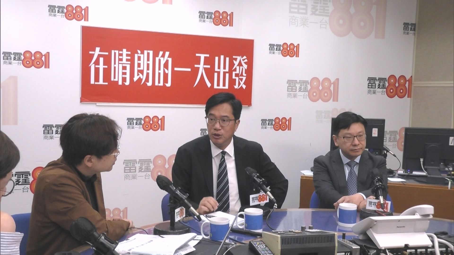 航空業外勞每名徵費1200元 黃偉綸稱每年六千萬津貼本地機場員工交通 