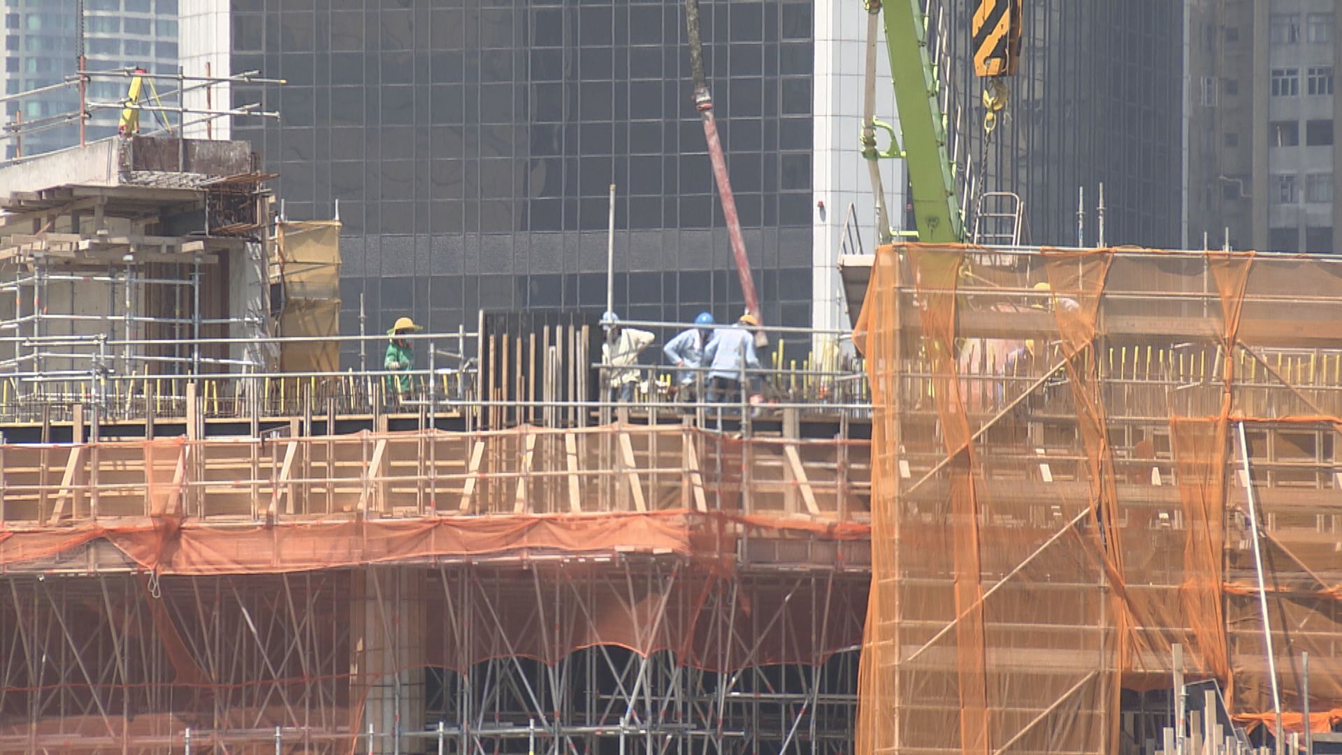 政府擬為建造業及運輸業輸入外勞 上限分別為一萬二千及八千人