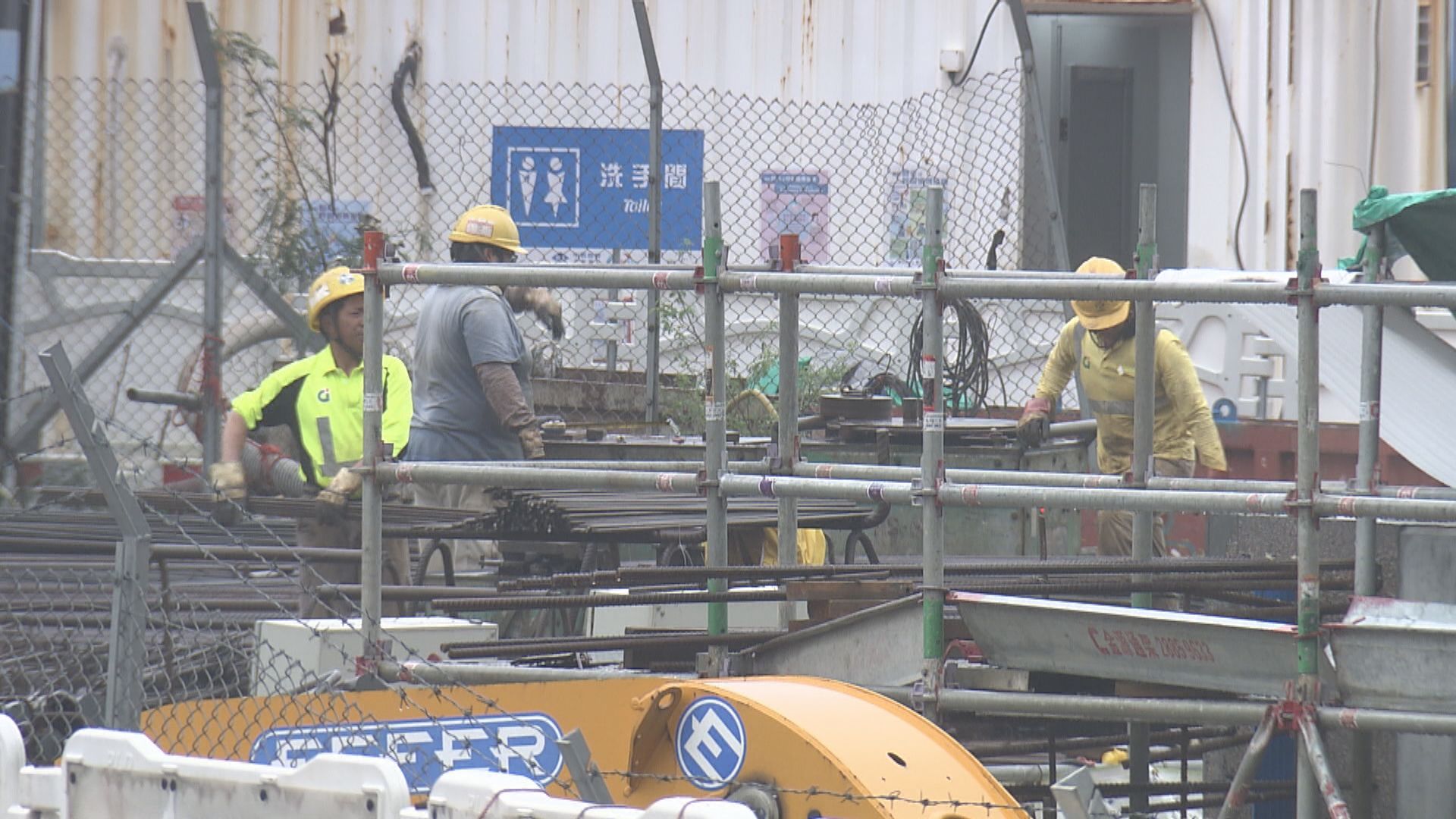 政府擬為建造業及運輸業輸入外勞 上限分別為一萬二千及八千人