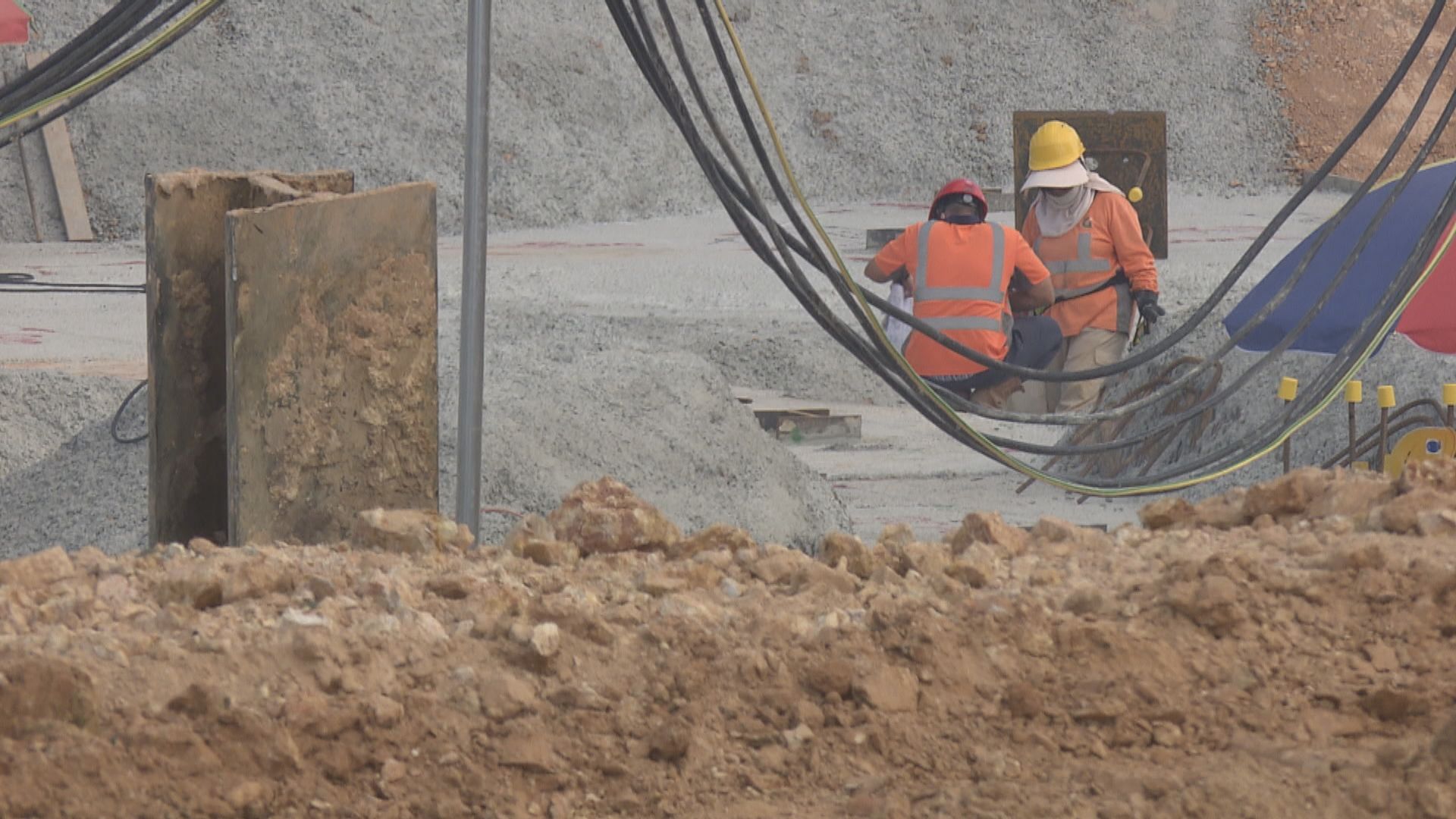 政府擬為建造業及運輸業輸入外勞 上限分別為一萬二千及八千人