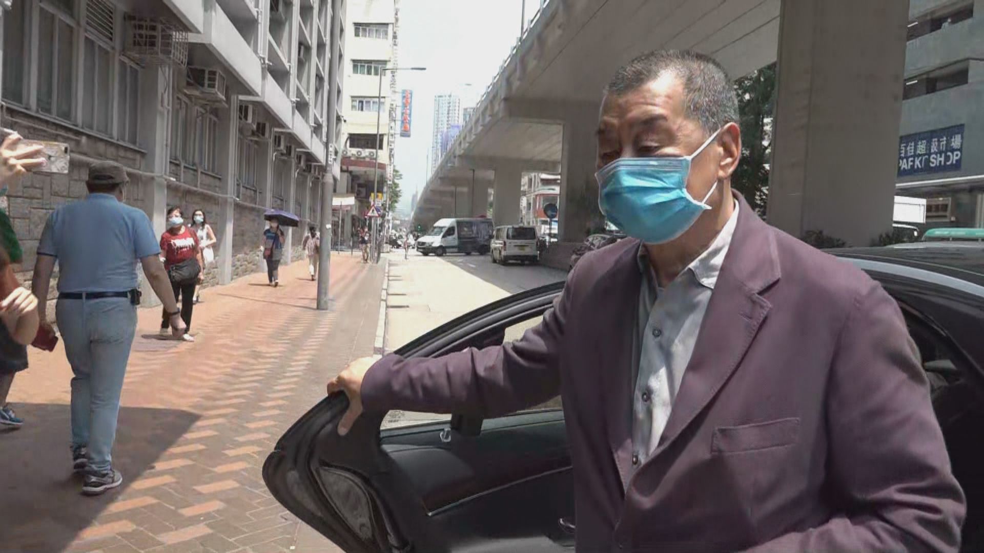 黎智英、周庭涉違港區國安法　到警署報到