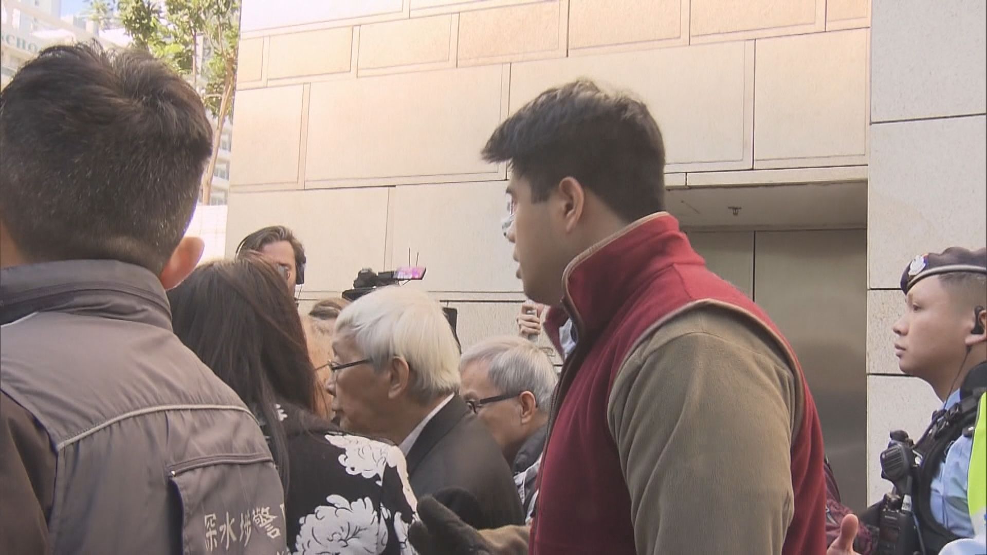 黎智英國安案｜黎智英妻兒到場旁聽　開庭前過百人在庭外排隊等候