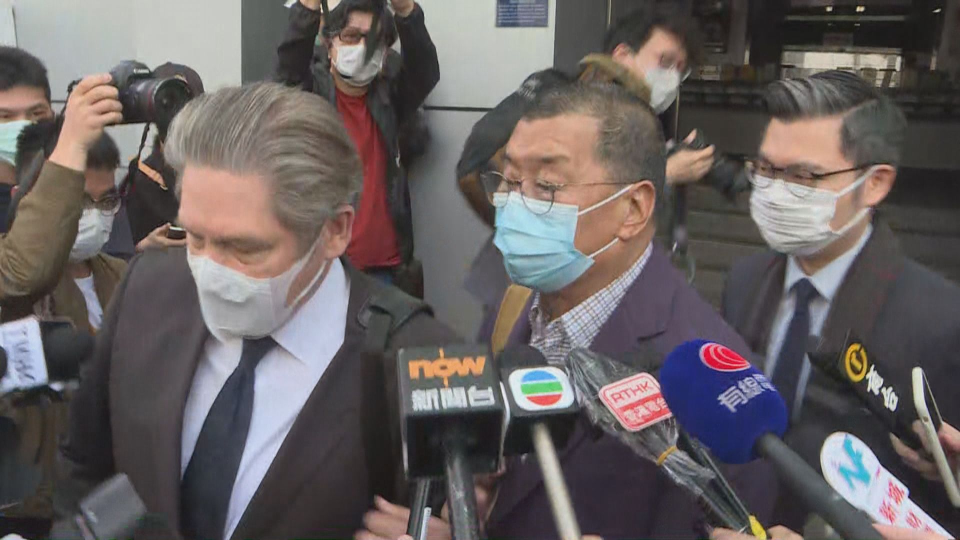 黎智英十二時多獲准保釋　律師陪同下離開九龍城警署