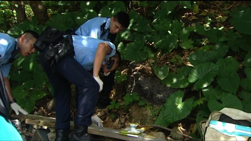 林子健案　警方到西貢海灘帶走證物