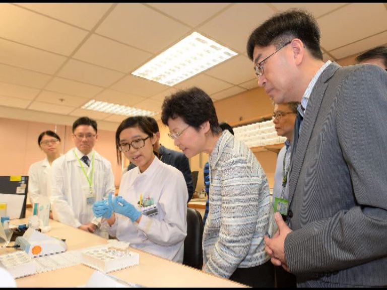 林鄭月娥到醫院了解前線應對鉛水工作