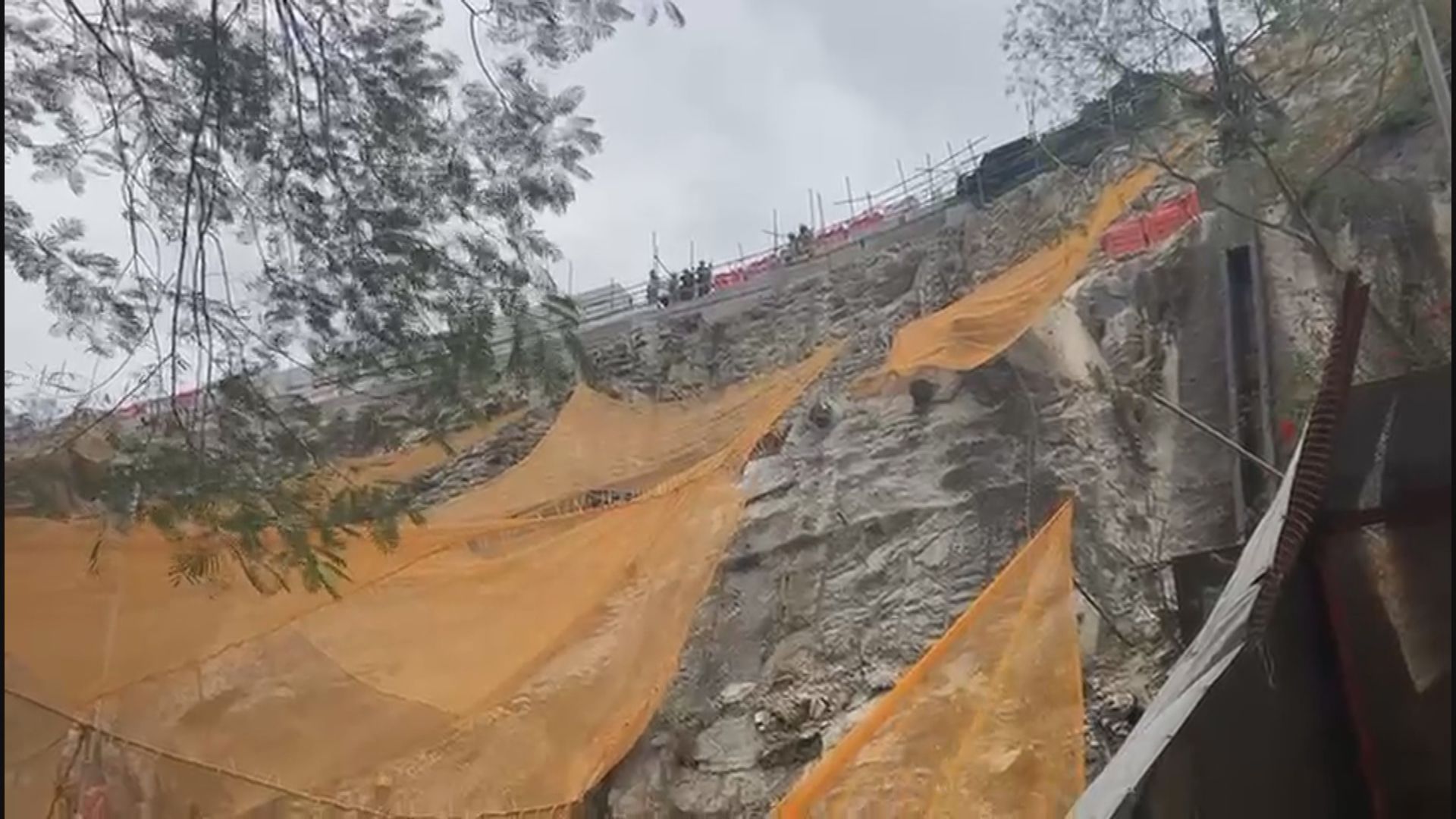 藍田連德道挖泥機墮坡壓中垃圾車三傷　工人困近3小時獲救出