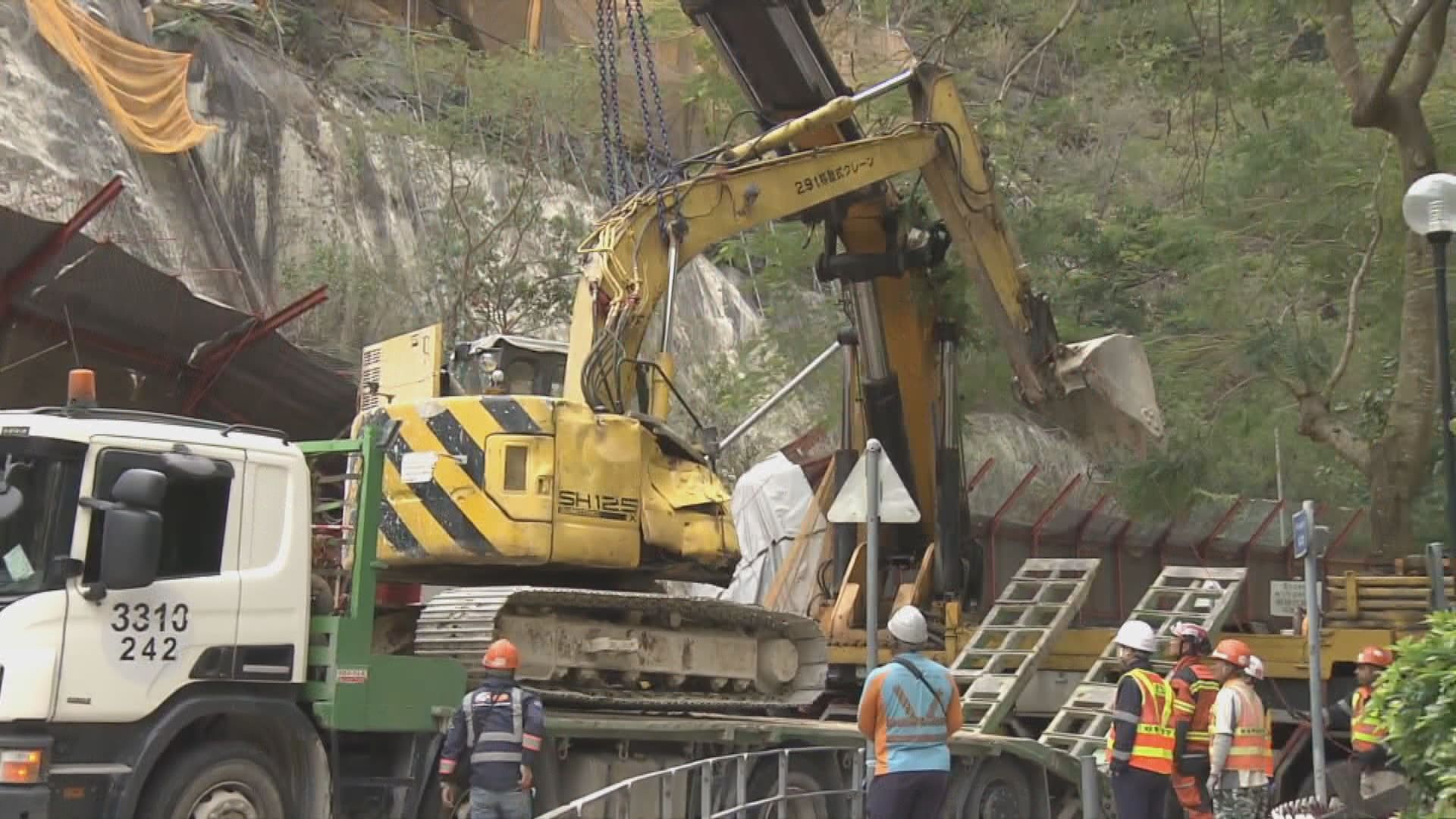 藍田連德道挖泥機墮坡壓中垃圾車三傷　工人困近3小時獲救出