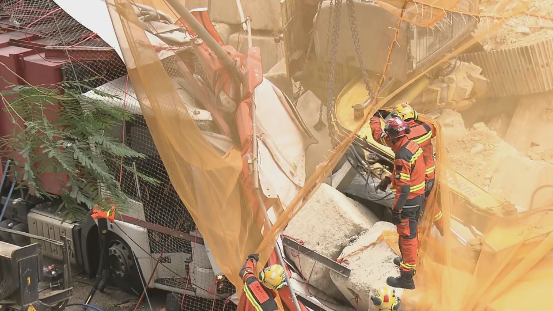 藍田連德道挖泥機墮坡壓中垃圾車三傷　工人困近3小時獲救出