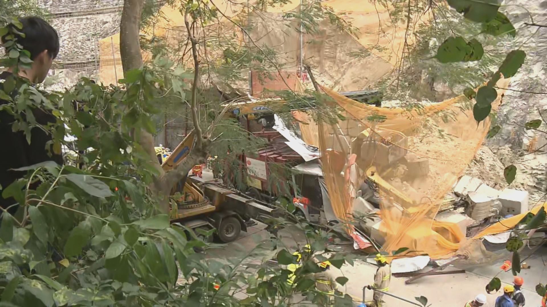 藍田連德道挖泥機墮坡壓中垃圾車三傷　工人困近3小時獲救出