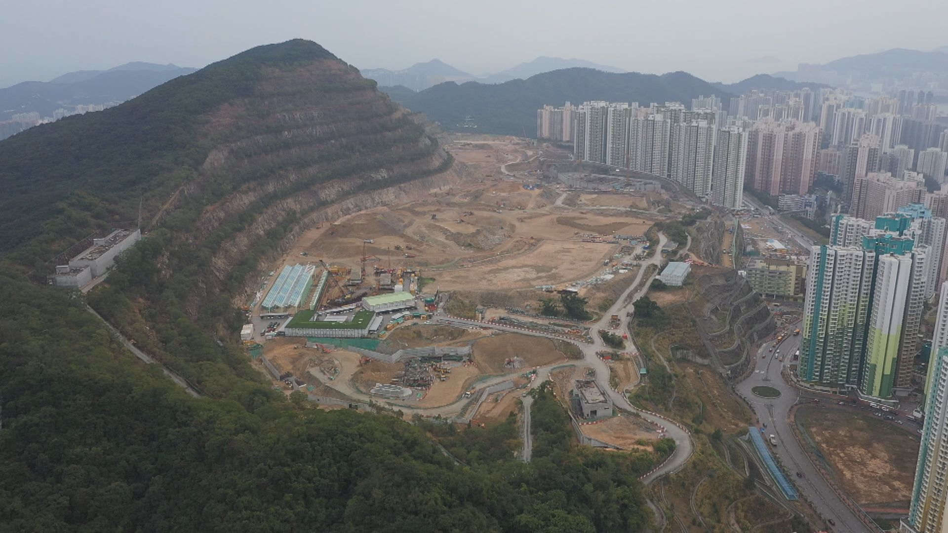 安達臣道首置盤地中午截標