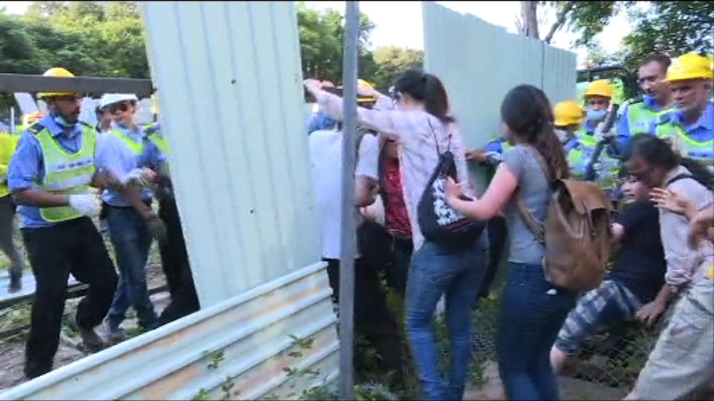 恒基派員清除馬屎埔留守人士障礙物