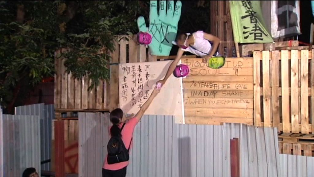 市民向馬屎埔留守人士送補給品