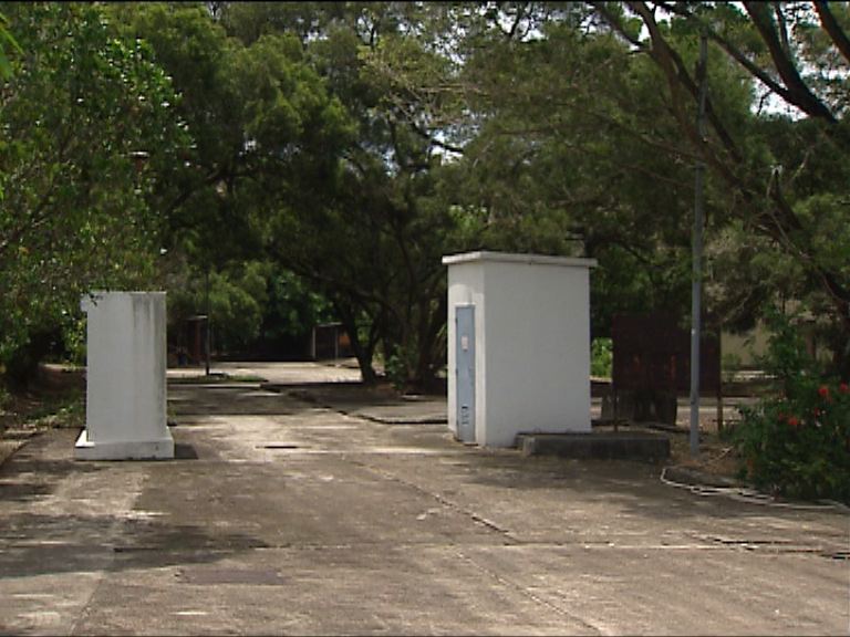 屯門青山公路青山灣地皮中午截標