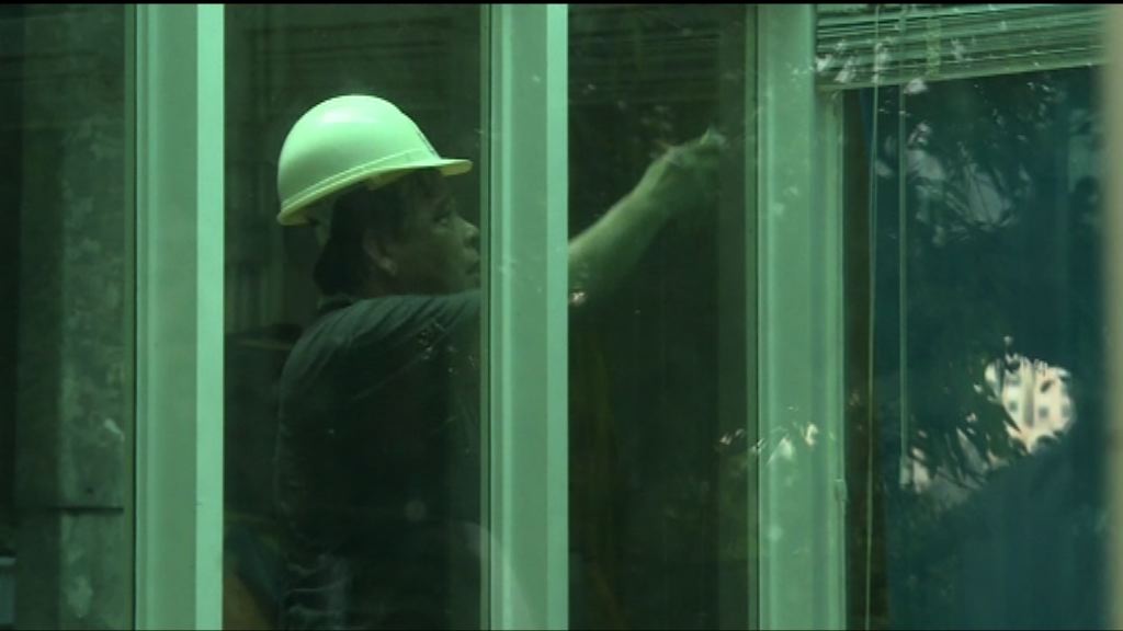 工人清拆東丫背村寮屋違例僭建物