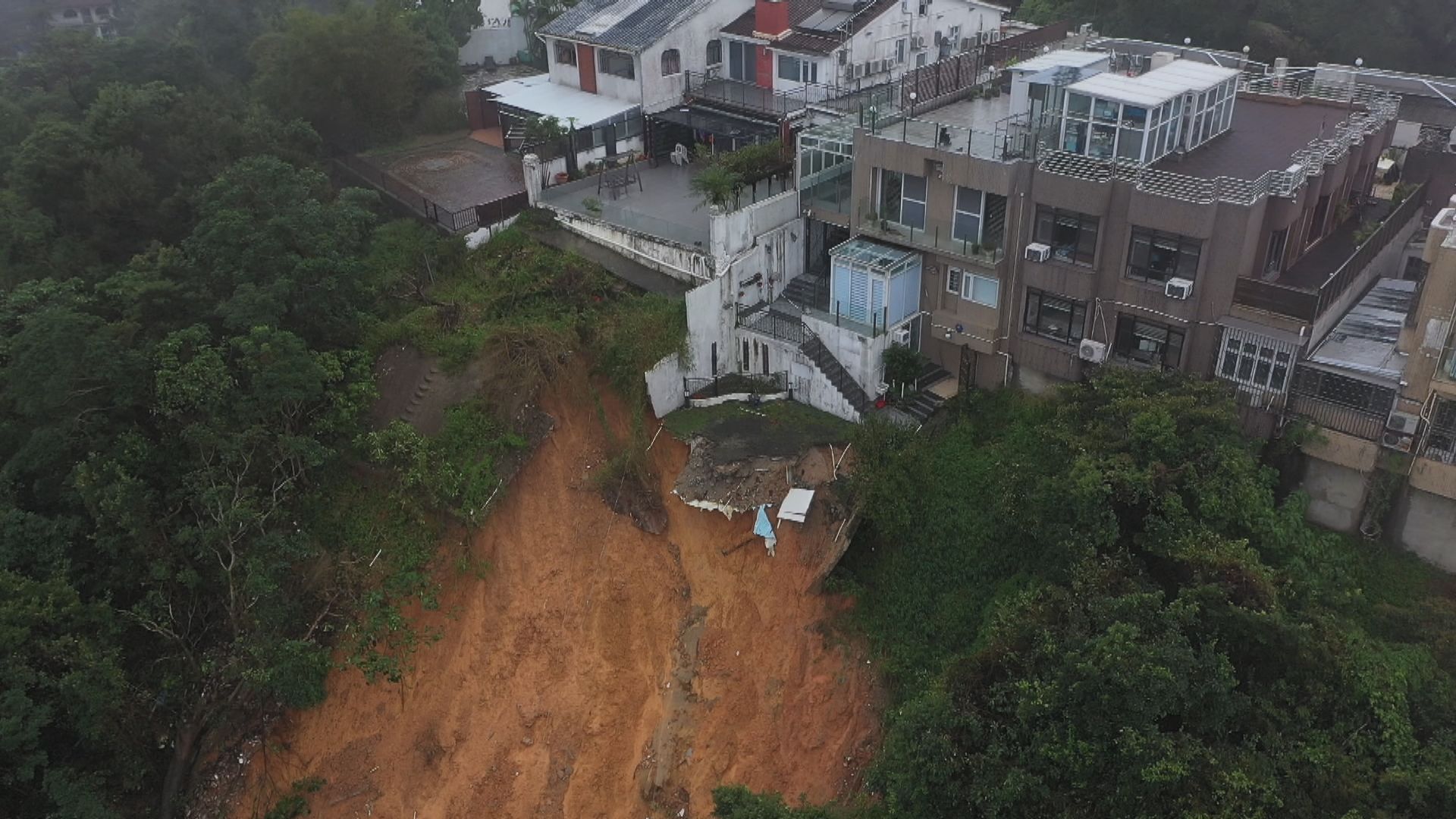 屋宇署：清水灣甘澍路8D號屋有僭建 將收回部分斜坡維修費