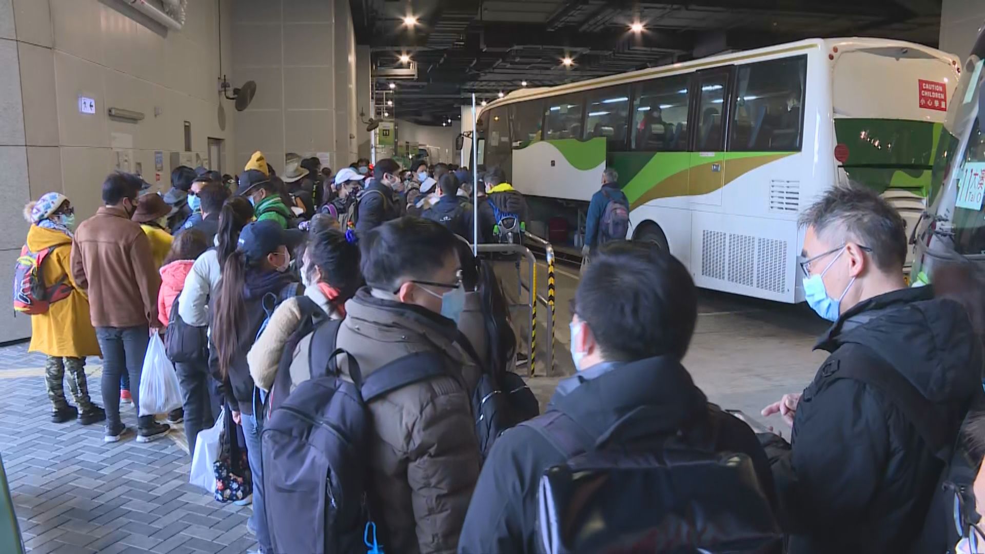 青嶼幹線免費後首個公眾假期　東涌人多擠擁