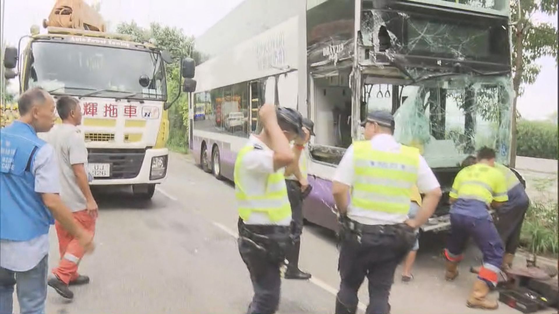 北大嶼山翔東路校巴與巴士相撞 三十多人傷