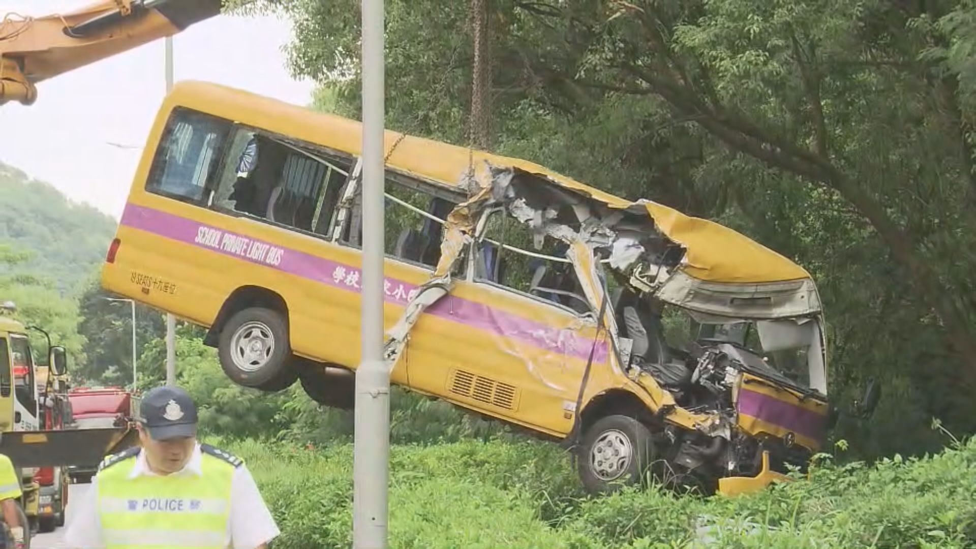 北大嶼山校巴與巴士相撞30多人傷 當局設跨部門援助站