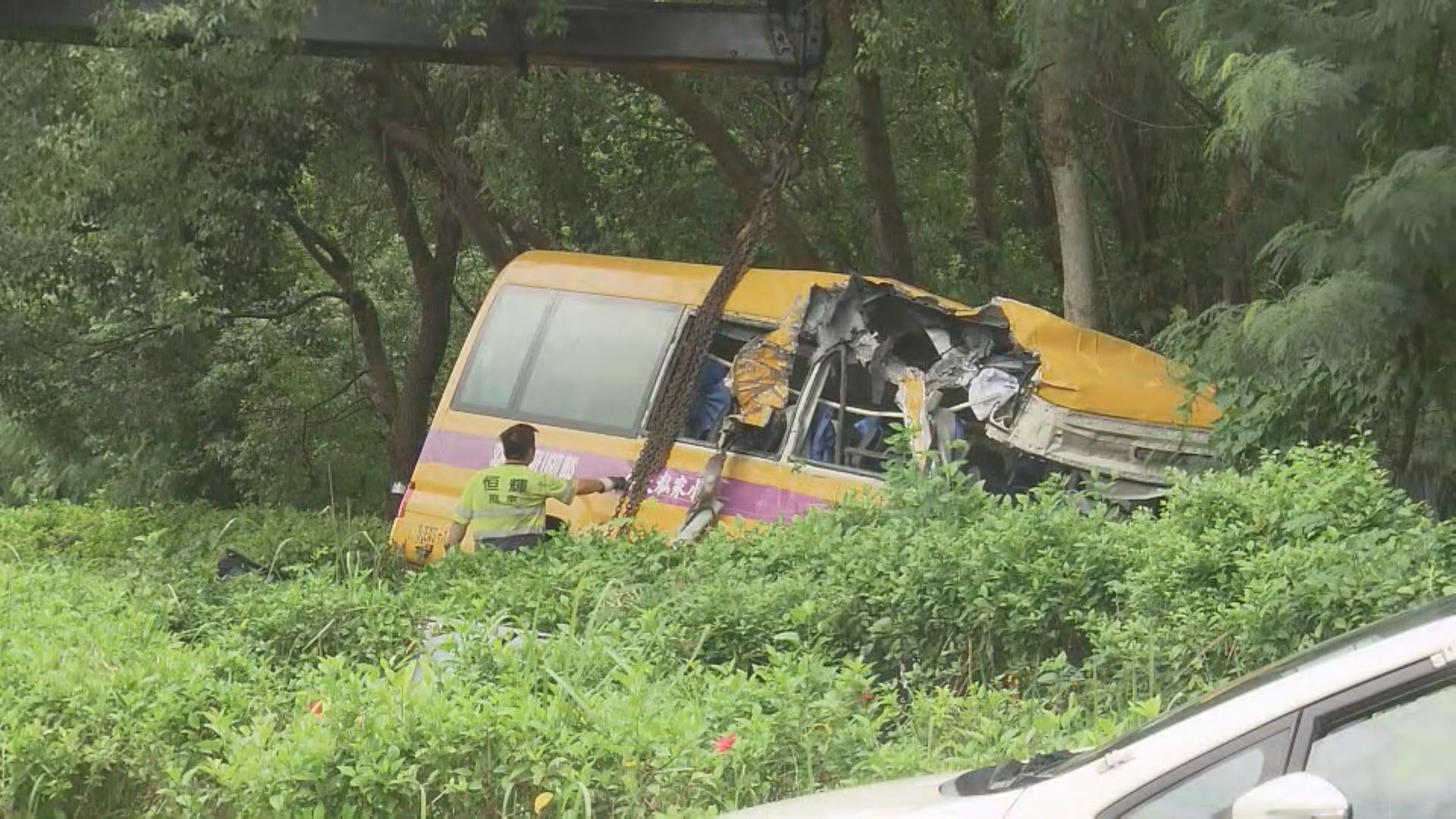 北大嶼保母車與巴士相撞30多人傷 警方：有車輛偏離行車線