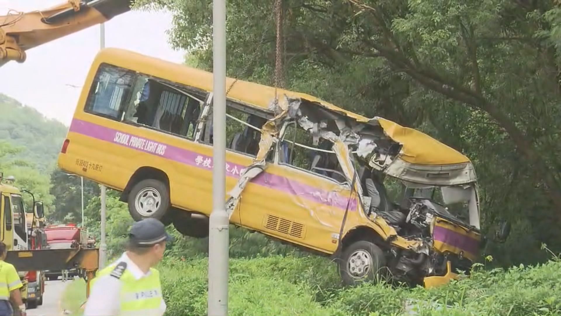 北大嶼車禍釀三十多人傷 保母車司機涉危險駕駛被捕