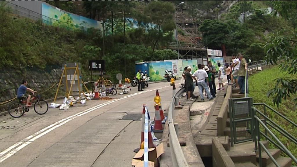 大嶼山南有居民堵路　抗議開放自駕遊