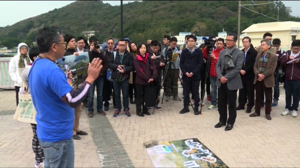 率傳媒考察大嶼山　陳茂波遇居民抗議