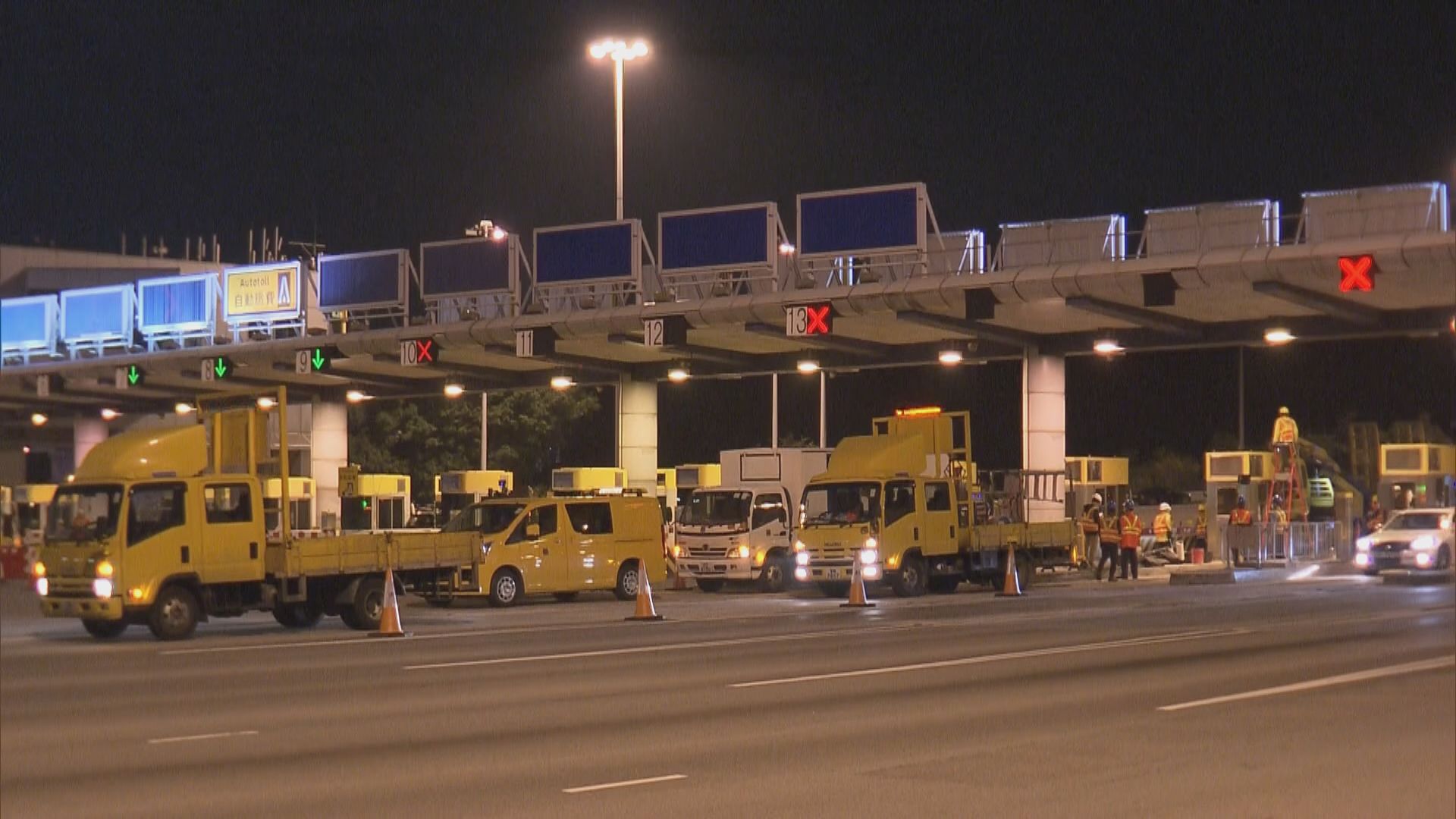 青嶼幹線明天起豁免收費　職員移除收費亭裝置