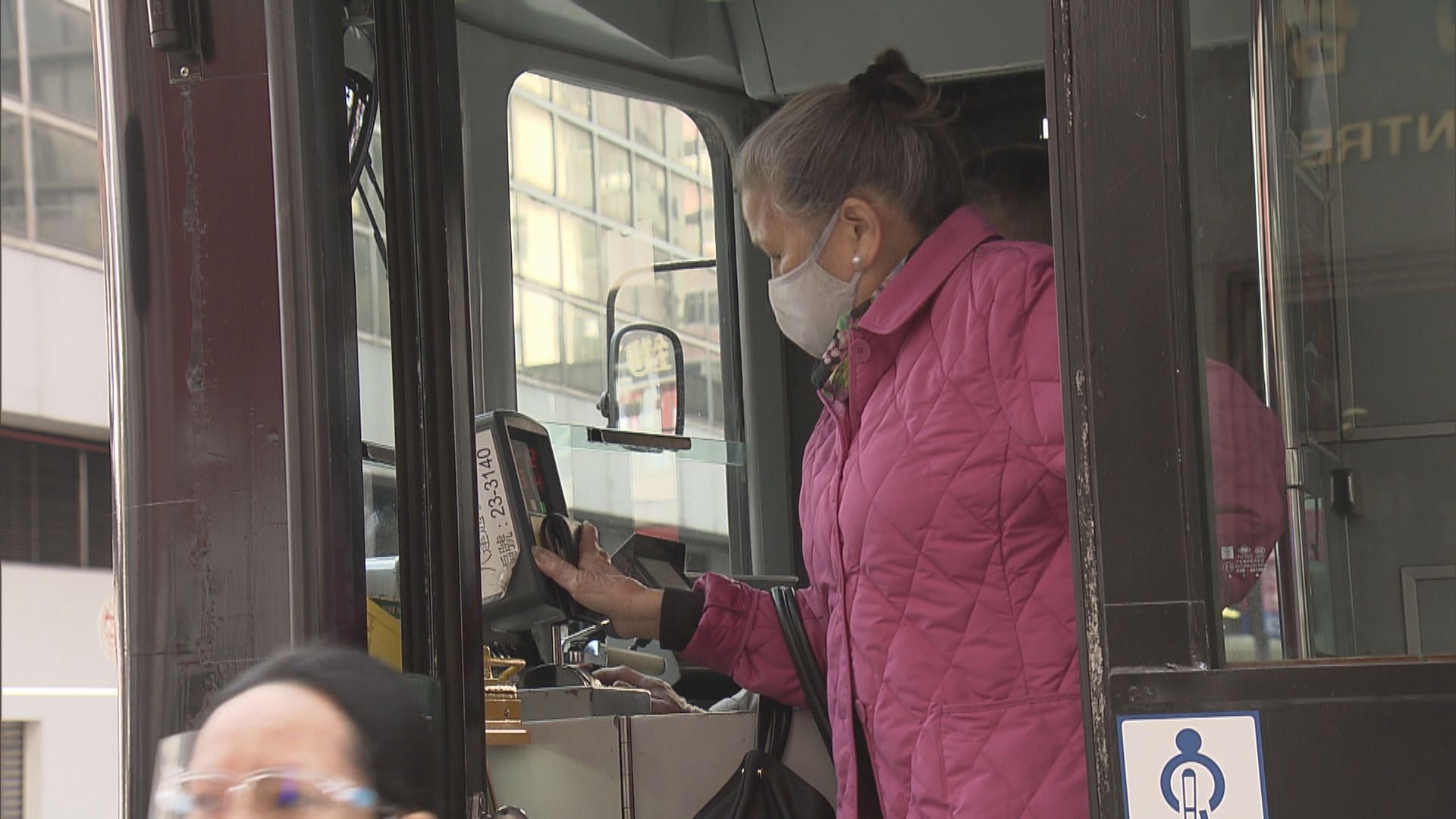 羅致光指疫情下兩元乘車優惠不會超出財政預算