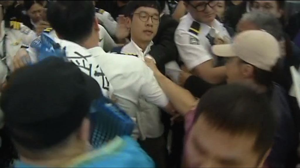 機場拉扯羅冠聰　五人被落案起訴