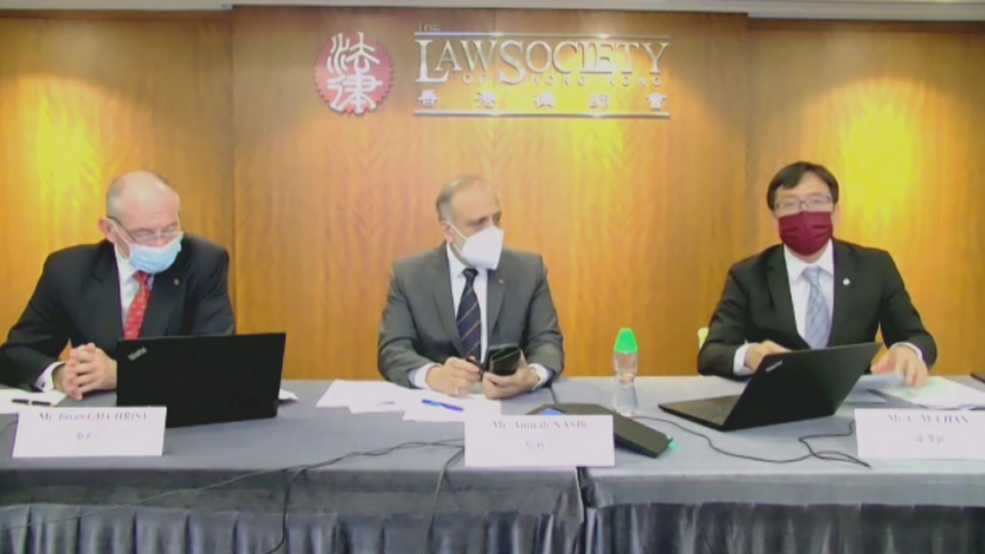律師會：陸續通知黃馮律師行客戶取回凍結款項