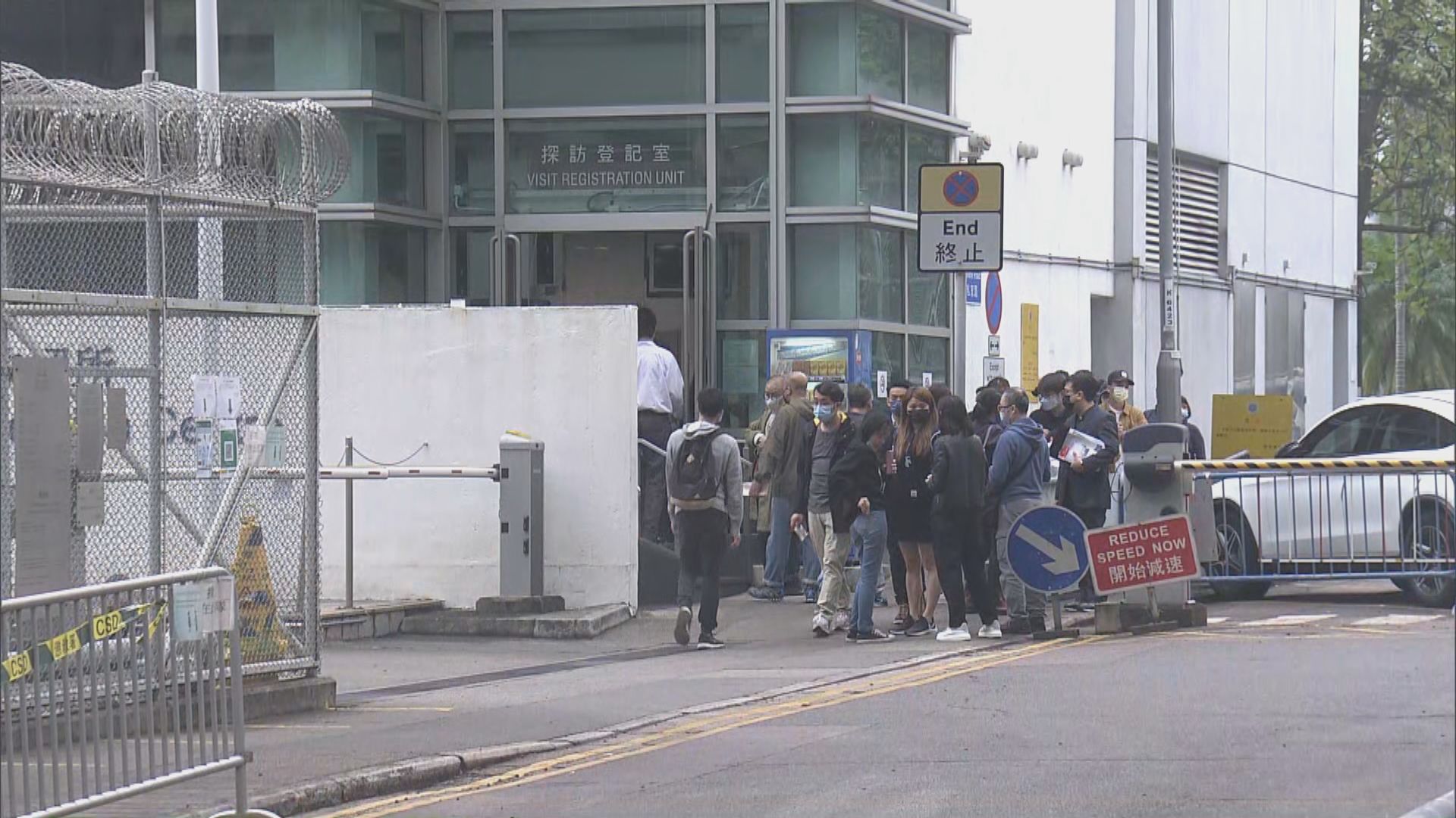 民主派初選案大批親屬擬探訪　探訪時間後有親屬仍在等候