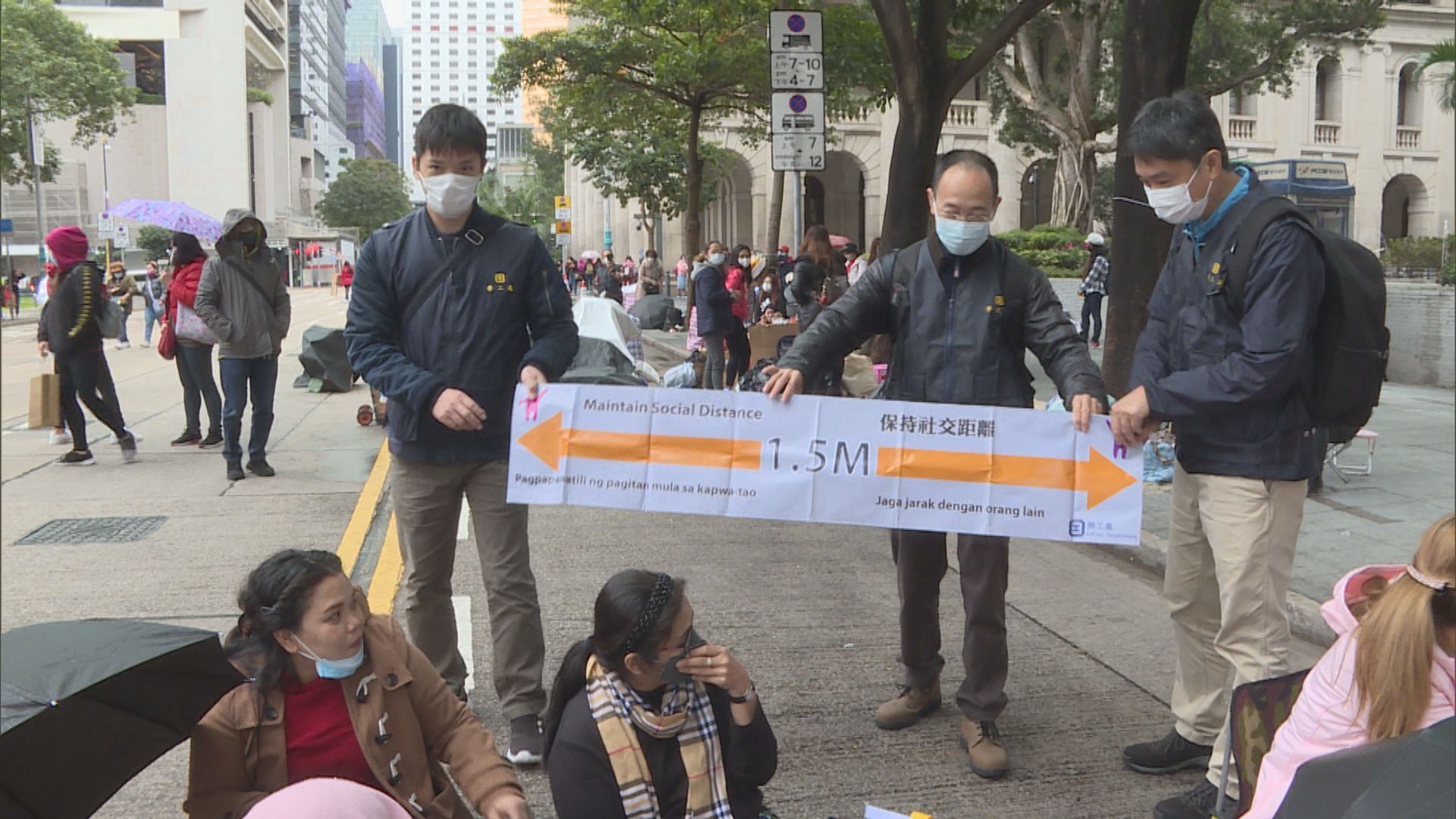 政府派員到外傭聚集的熱點提醒外傭保持社交距離