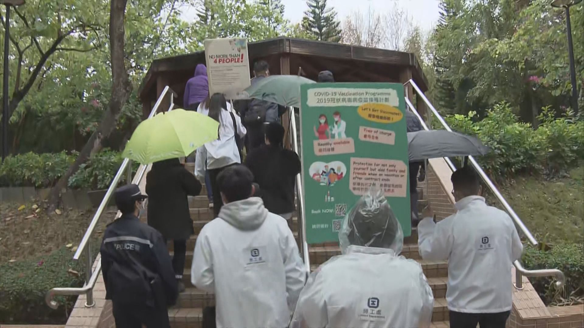 勞工處派員到荔枝角公園提醒外傭遵守防疫措施