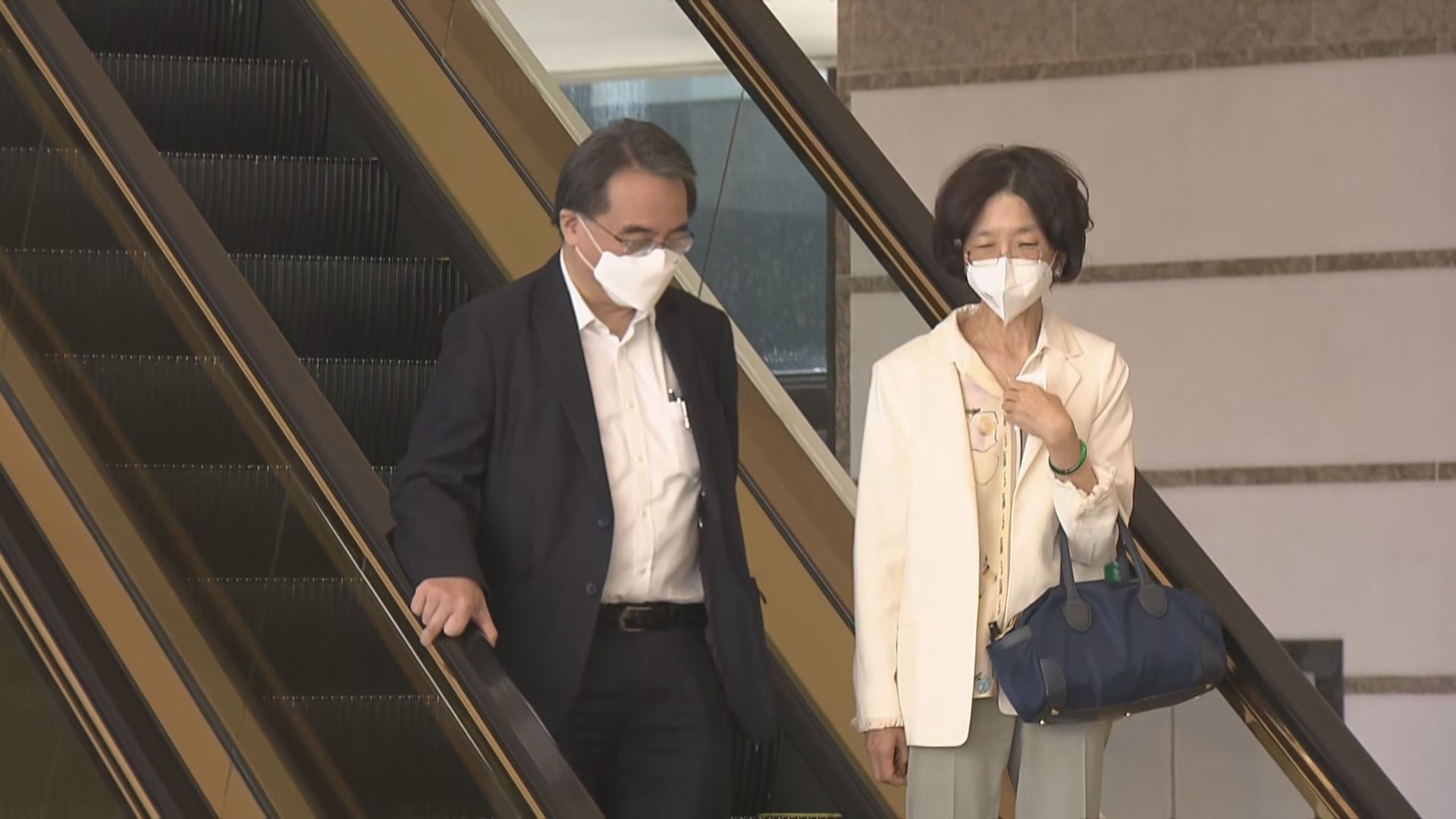 政商界陸續有選委到李家超競選辦交提名