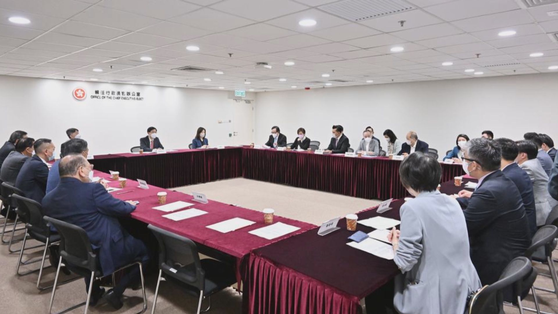 李家超分批與立法會議員會面