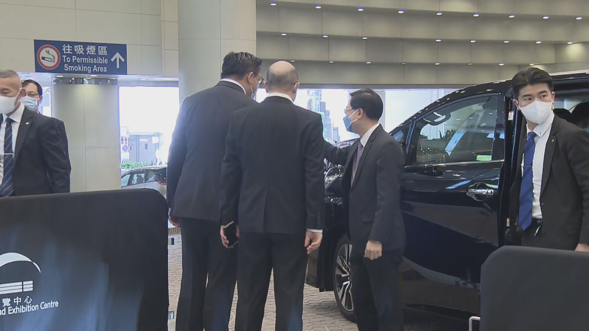 行政長官候選人李家超到達會展　早上十一時公布政綱 