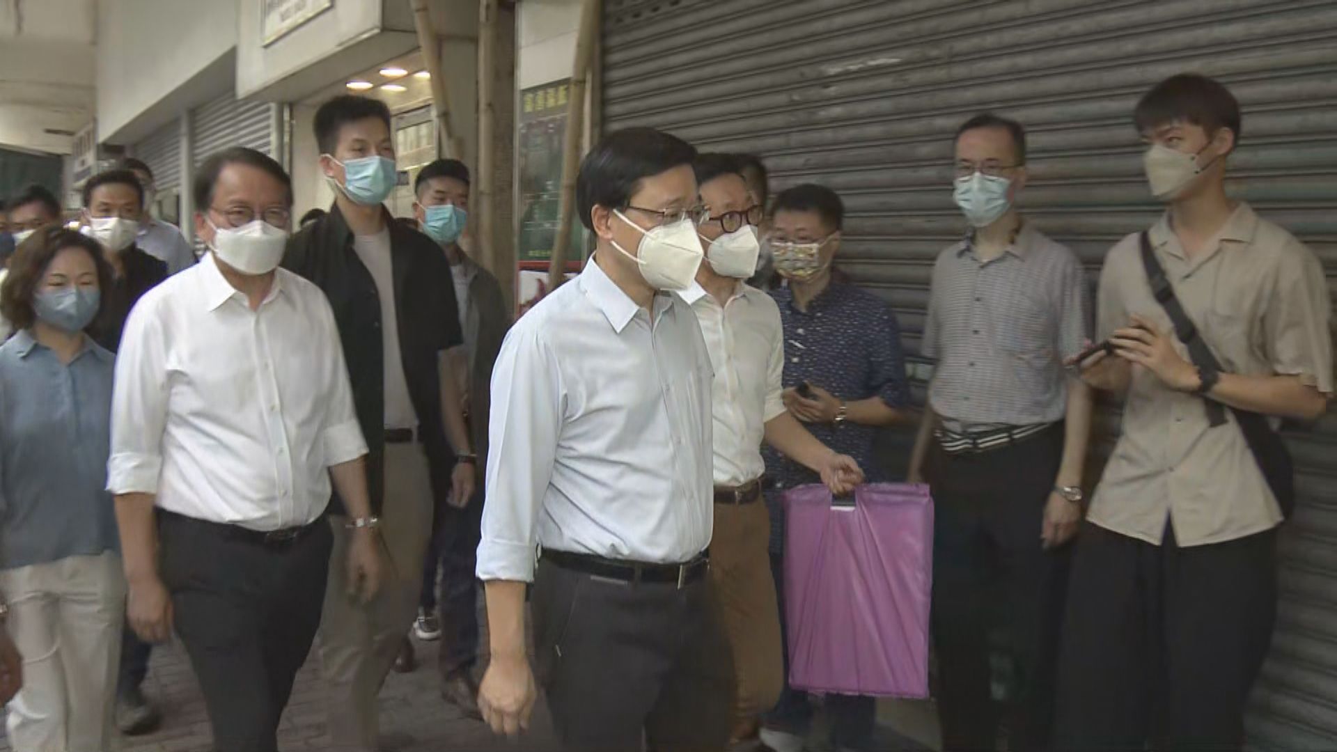 李家超到訪深水埗聽市民對施政報告意見