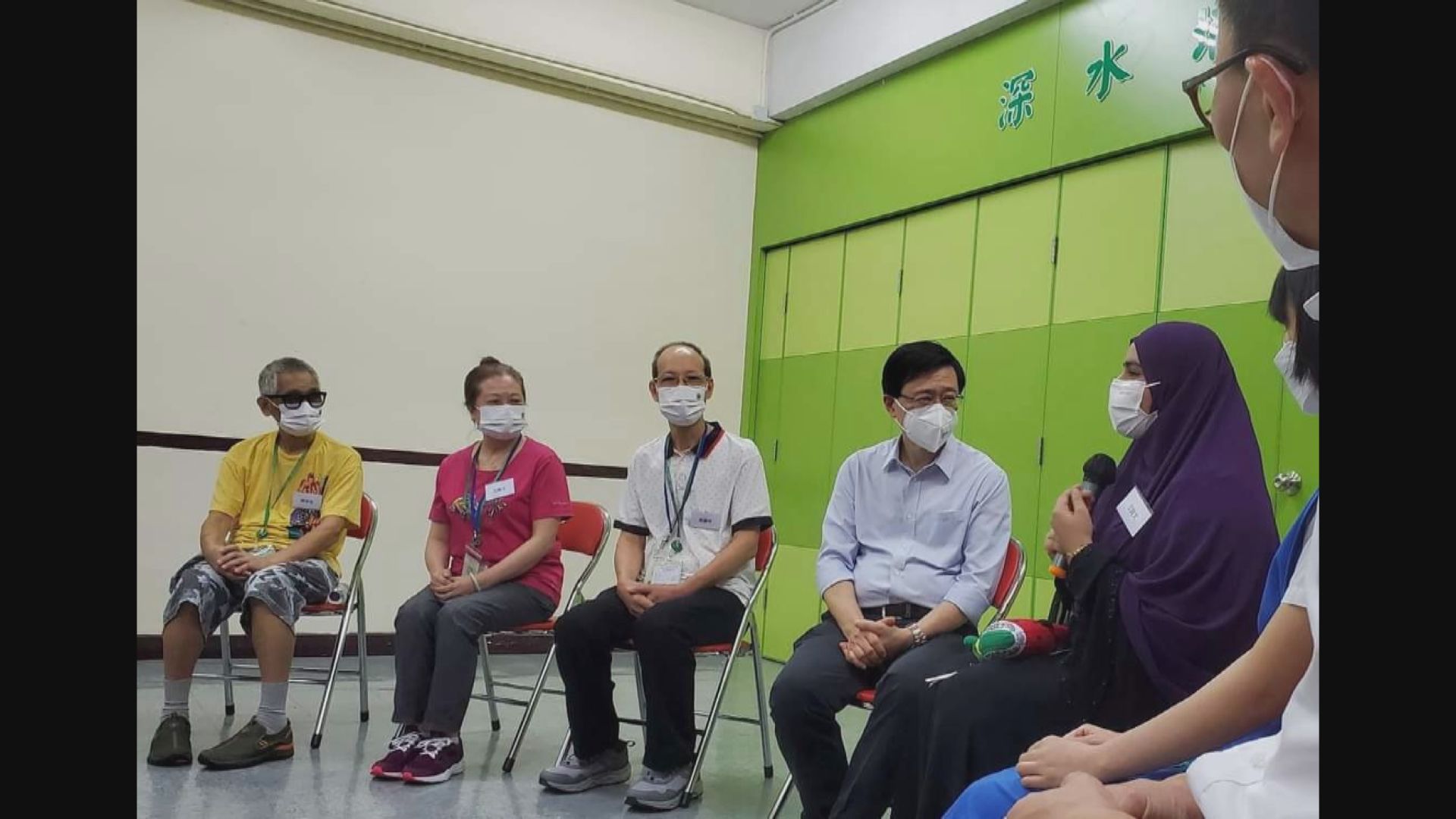 李家超到訪深水埗聽市民對施政報告意見