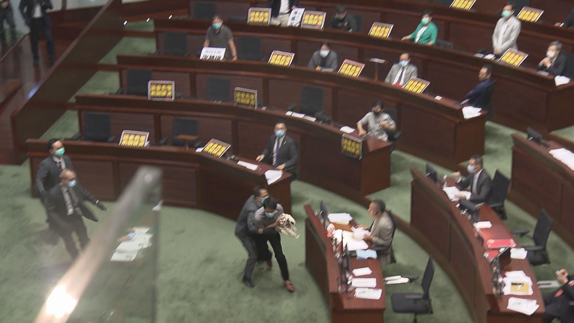 三前議員審議國歌法期間擲臭水被捕　涉違特權法