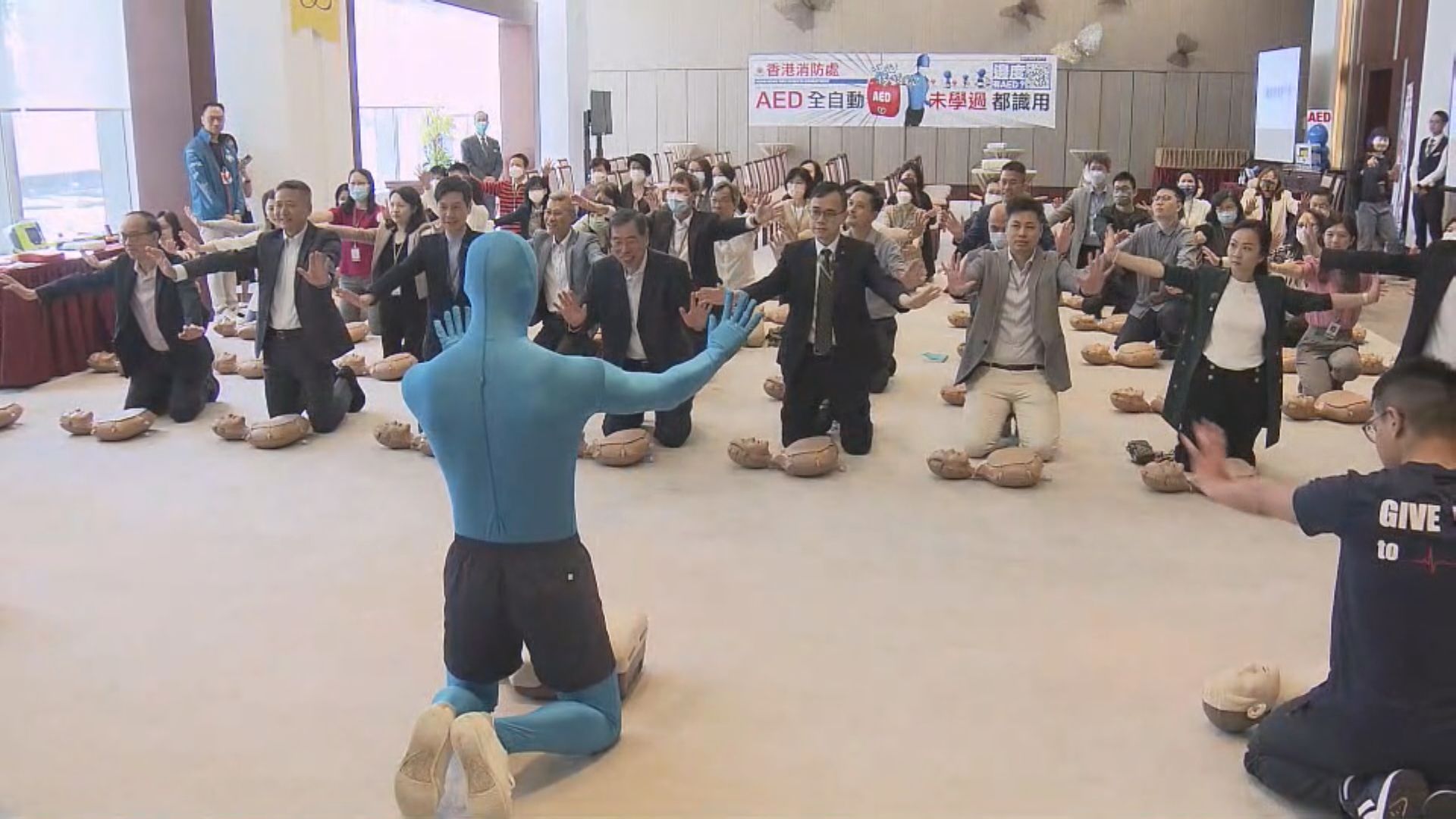 消防處到立法會介紹自動體外心臟去顫器用法