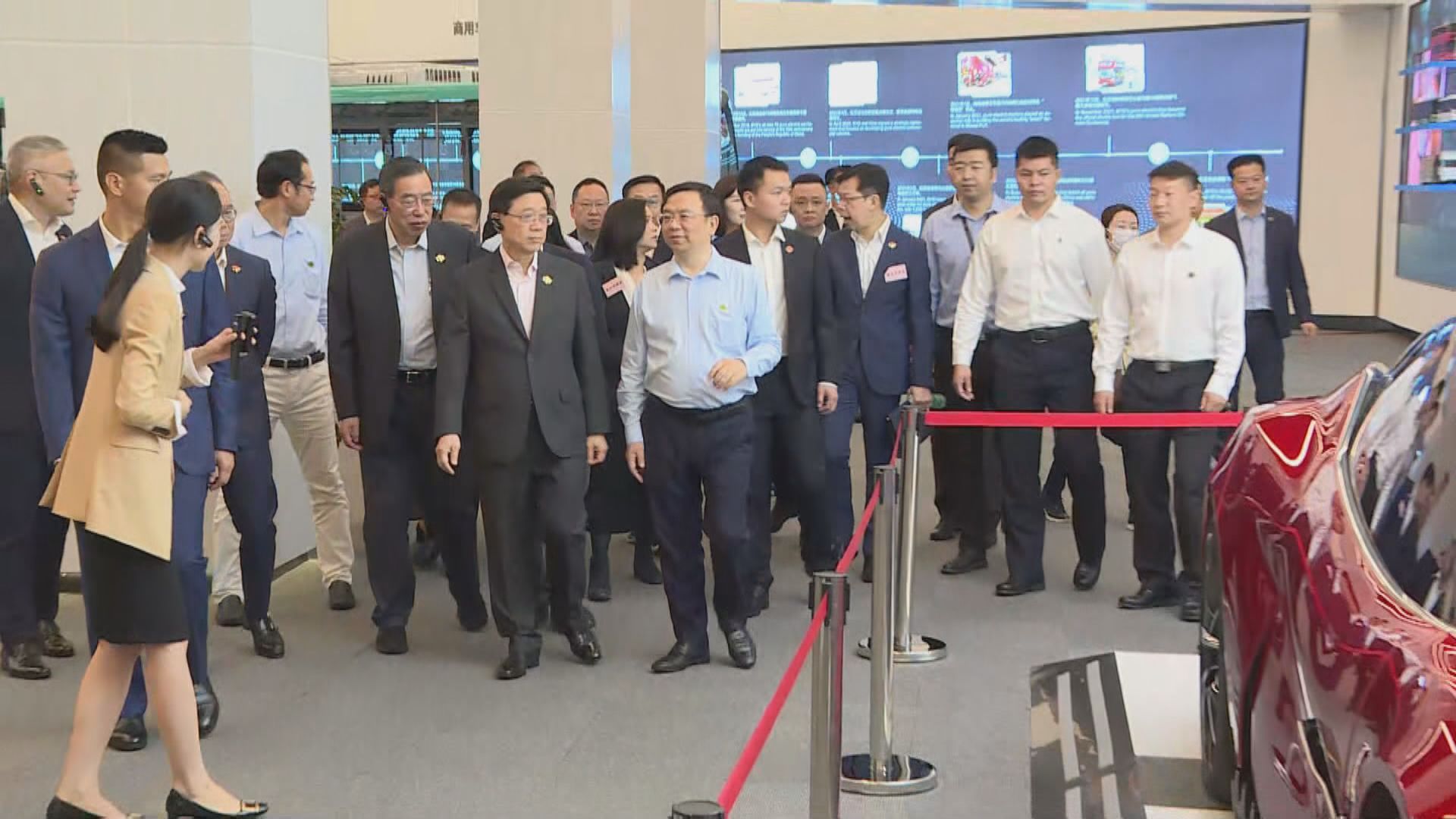 李家超率領大灣區考察團　參觀深圳汽車基地