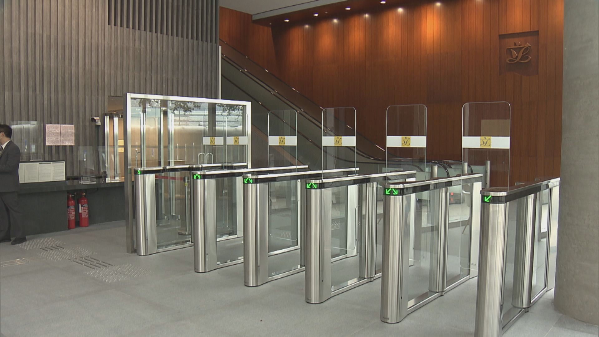 立法會大樓加強保安　加裝多部入閘機及圍欄