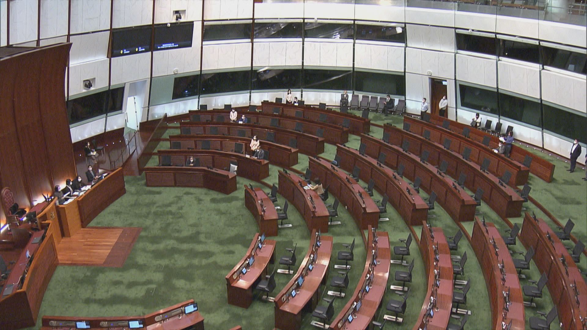 四名新當選立法會議員參觀會議廳