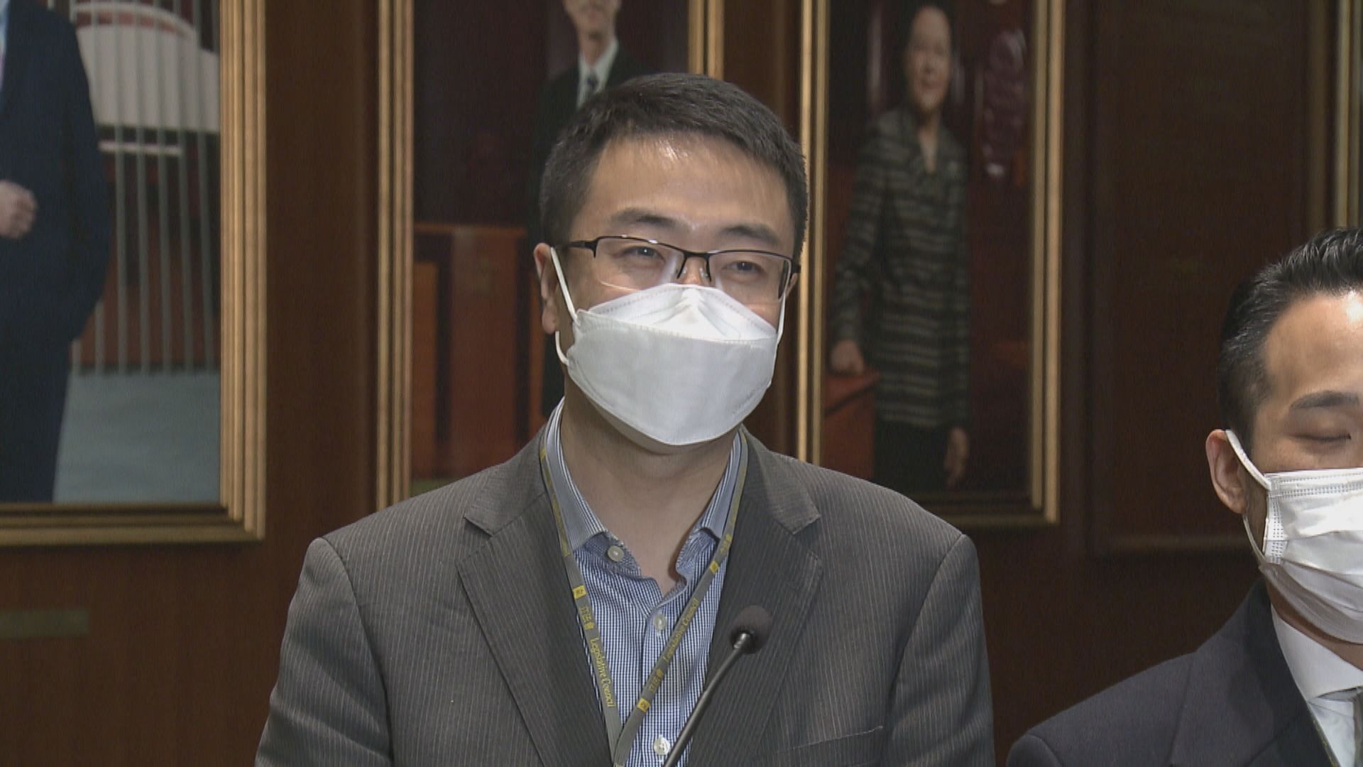 四名新當選立法會議員參觀會議廳