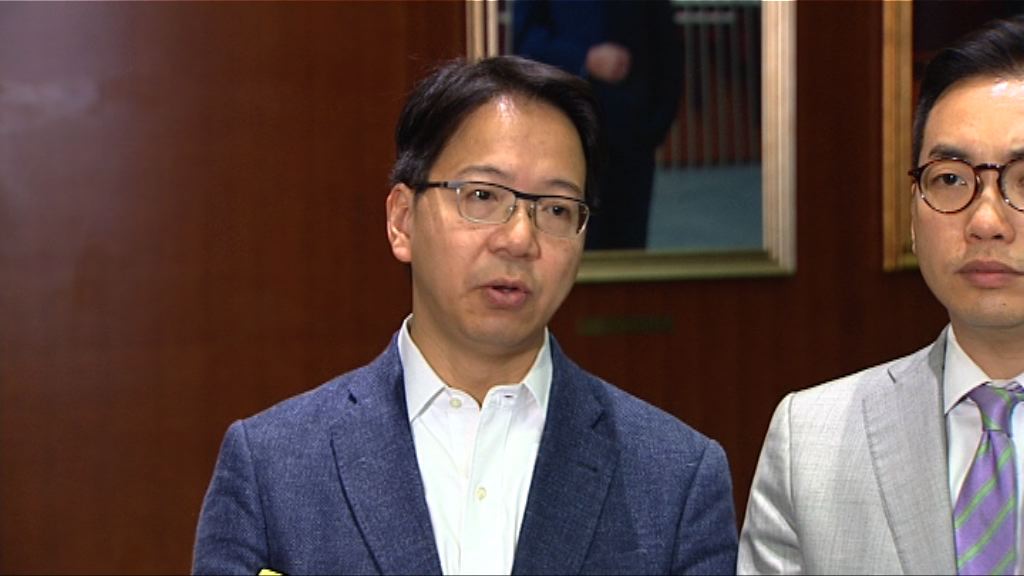 莫乃光：民主派不滿政府讓路一地兩檢議案