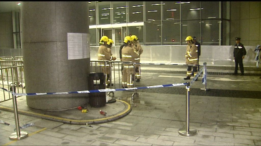 立法會示威區垃圾桶晚上起火