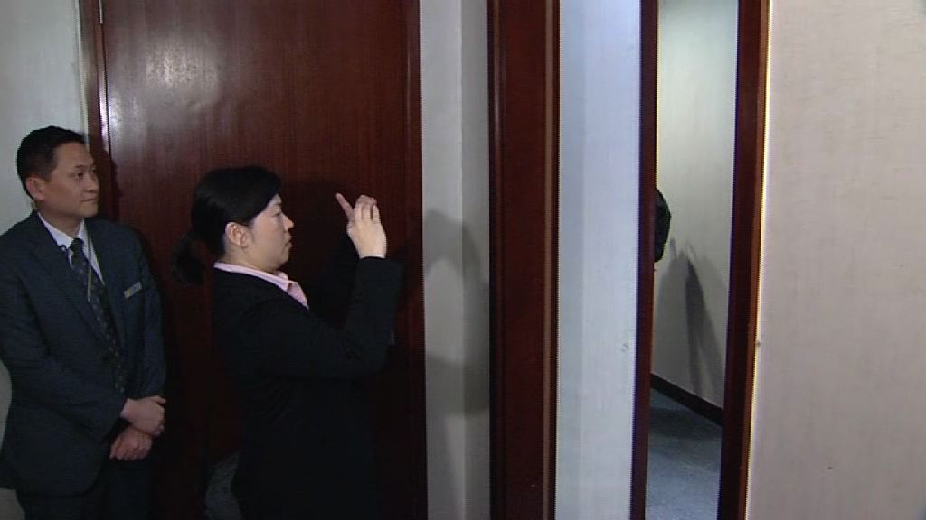 許智峯搶手機案　警方到立法會蒐證