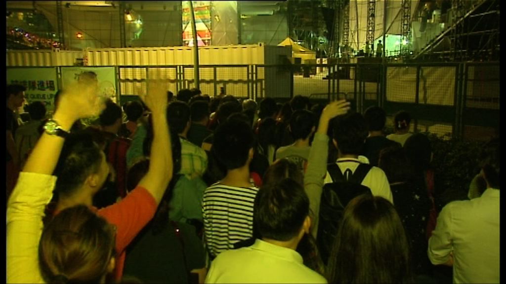 黎明演唱會場外大批人圍觀