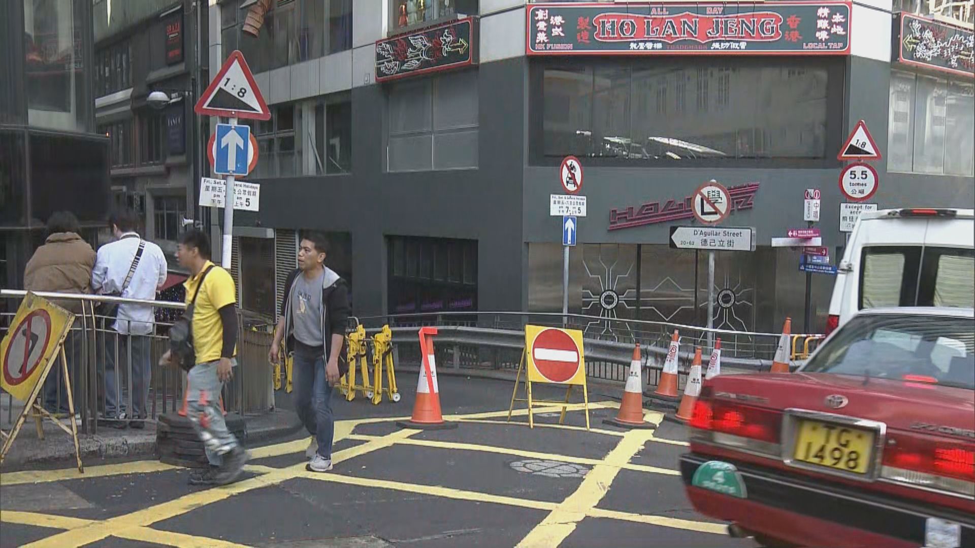 警方在蘭桂坊一帶封路　準備除夕倒數